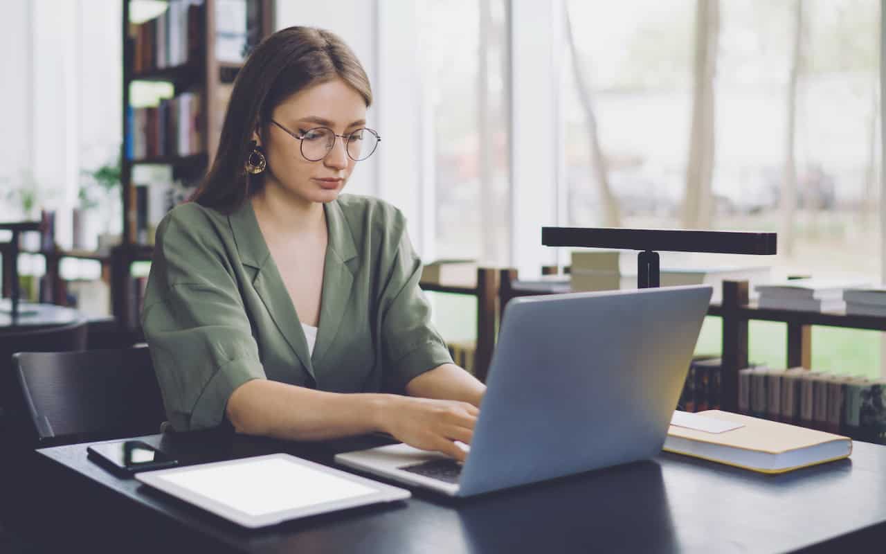 Doctor exploring HCV Guidelines website on her laptop